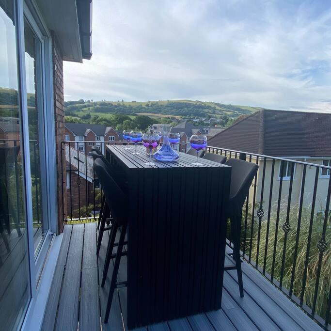 Luxury 4-5 Bed Home With Games Room And Balcony Newtown  Exterior foto