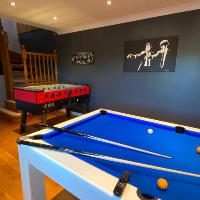 Luxury 4-5 Bed Home With Games Room And Balcony Newtown  Exterior foto