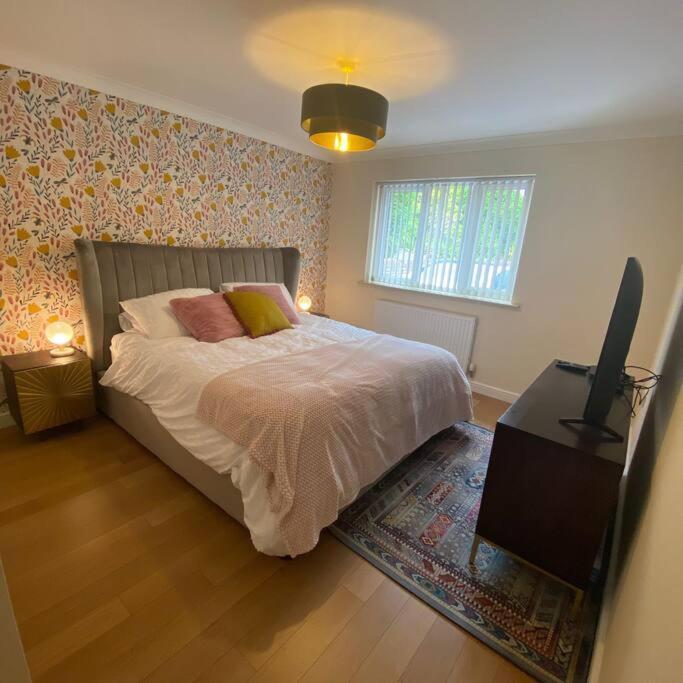 Luxury 4-5 Bed Home With Games Room And Balcony Newtown  Exterior foto