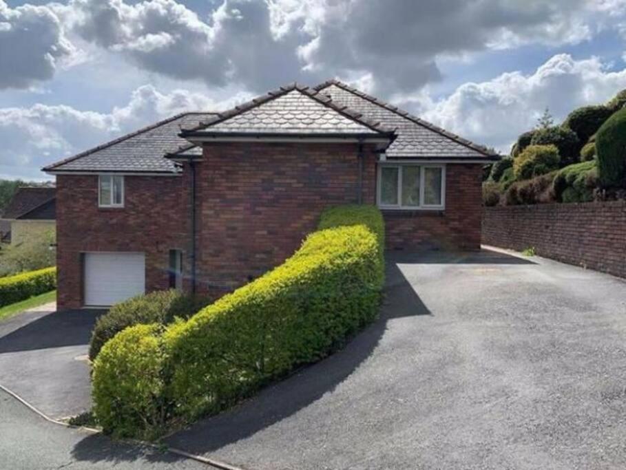 Luxury 4-5 Bed Home With Games Room And Balcony Newtown  Exterior foto