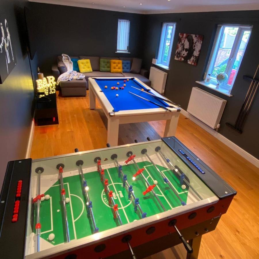 Luxury 4-5 Bed Home With Games Room And Balcony Newtown  Exterior foto